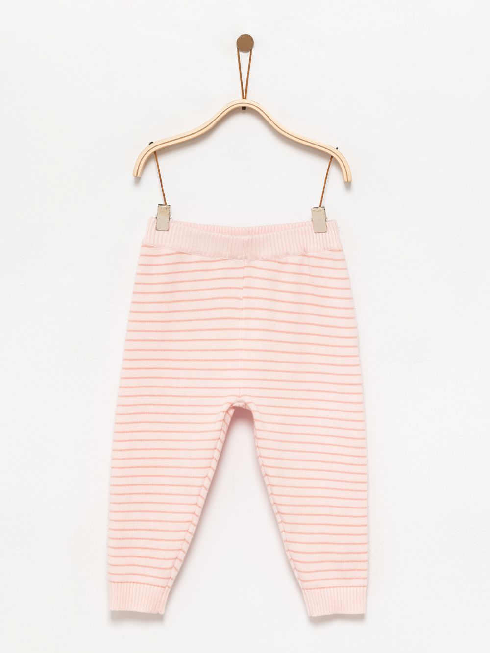 חליפת פסים סרוגה