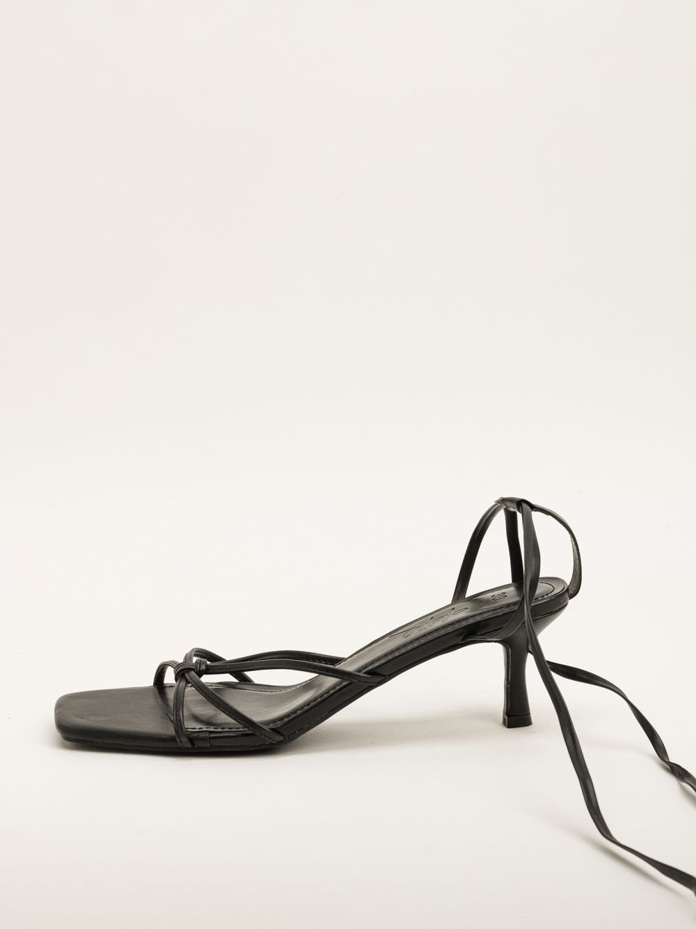 סנדלי עקב בשילוב קשירה