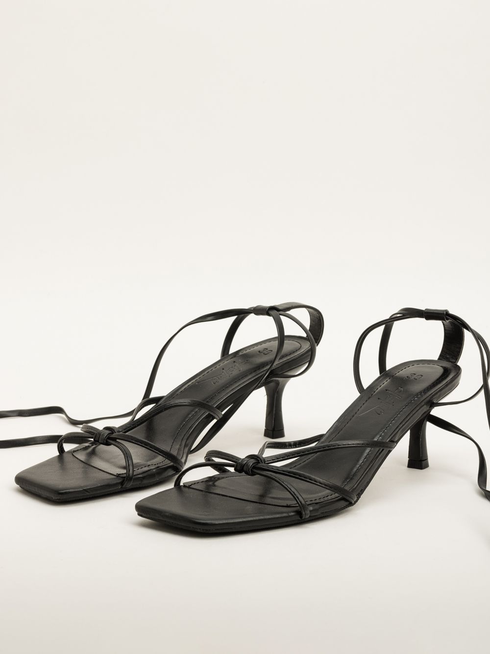 סנדלי עקב בשילוב קשירה