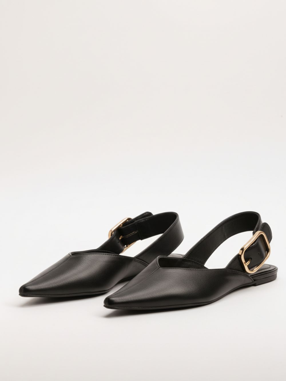 נעל בובה מחודדת עם רצועה אחורית