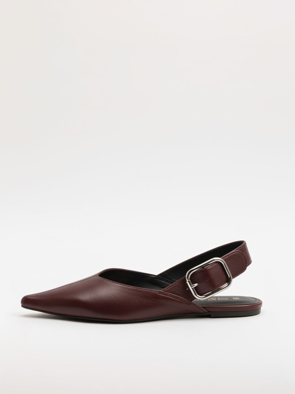 נעל שטוחה מחודדת עם רצועה אחורית