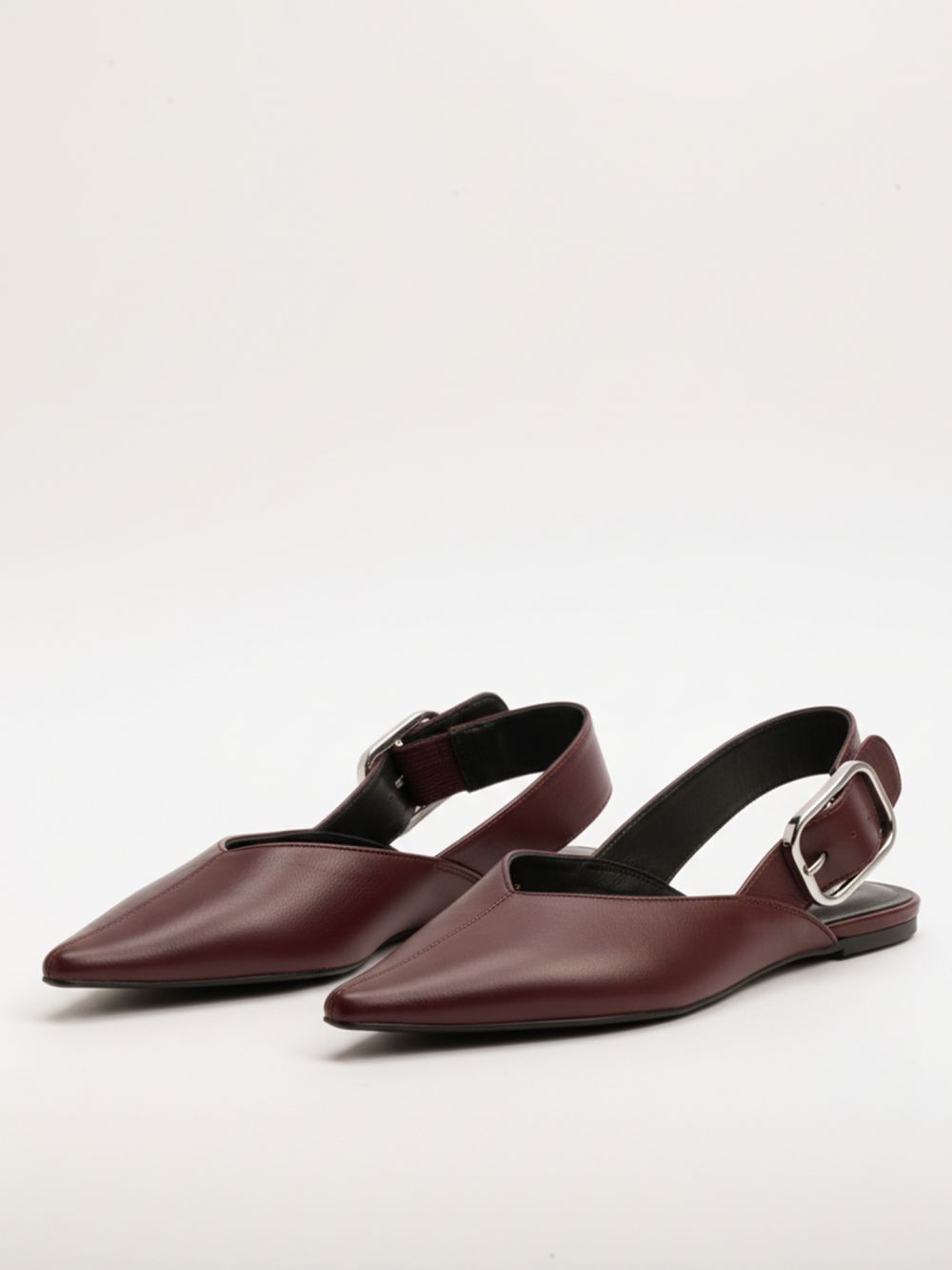 נעל שטוחה מחודדת עם רצועה אחורית