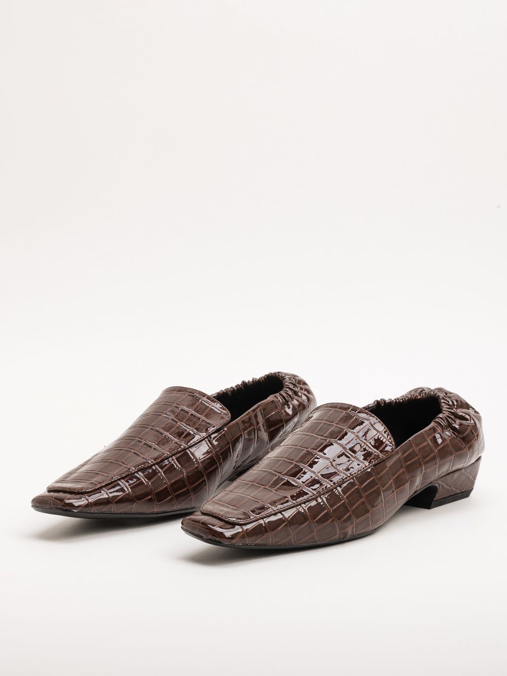 נעליים עם חרטום מרובע