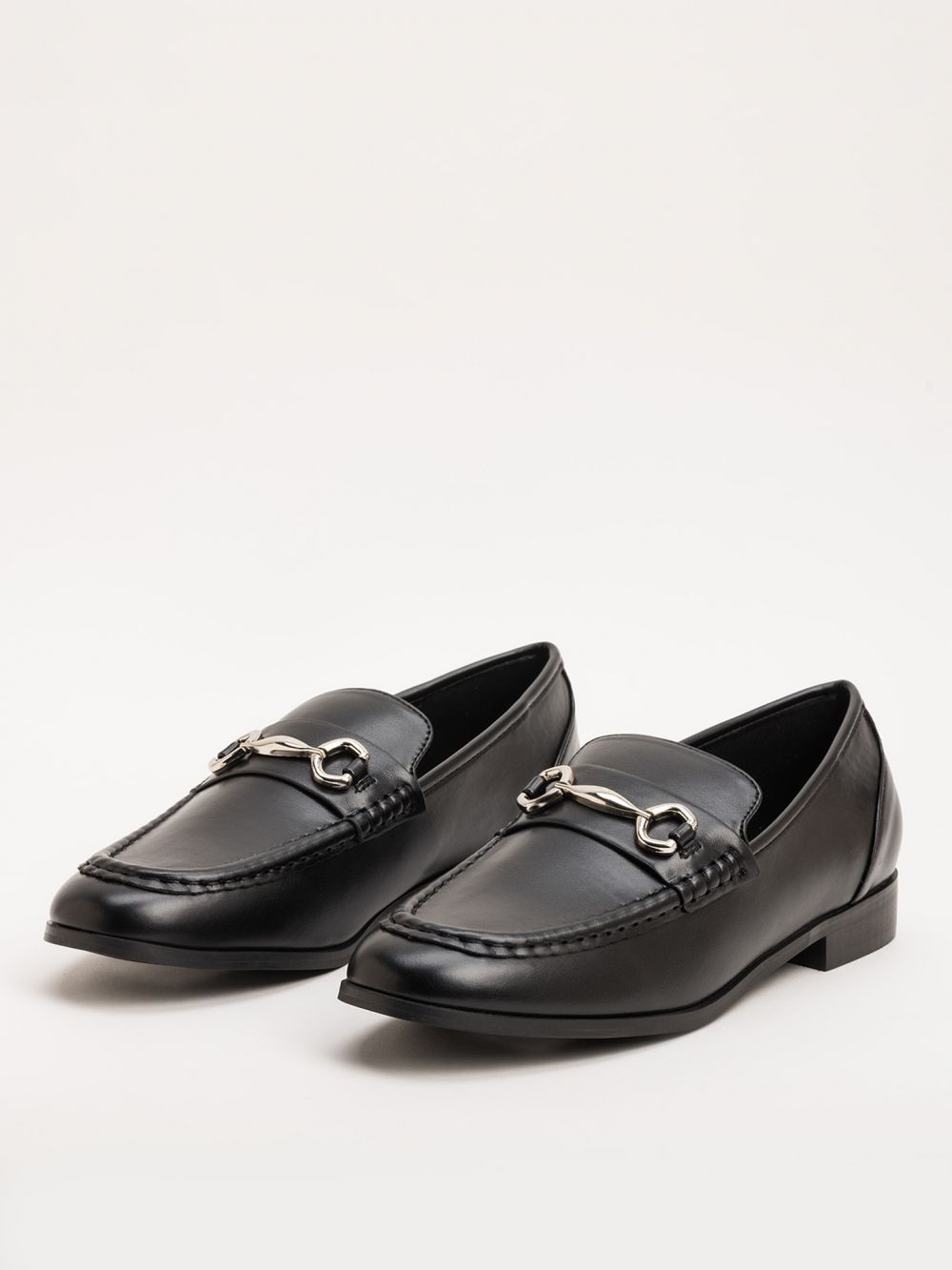 לאופרד עם אבזם זהב