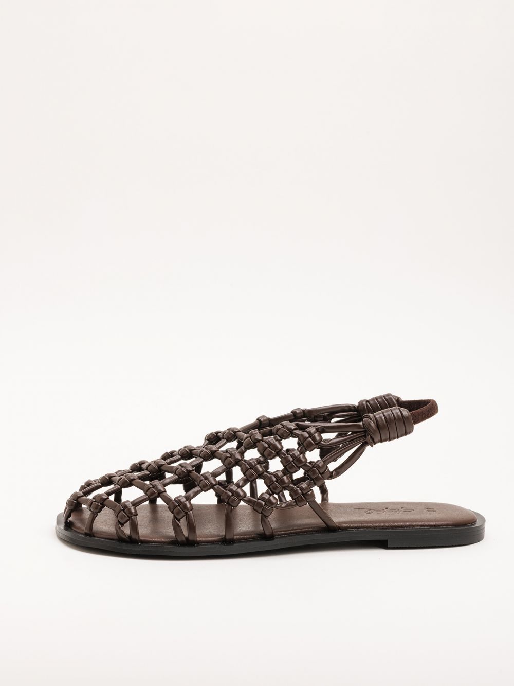 סנדל קלוע עם רצועה אחורית