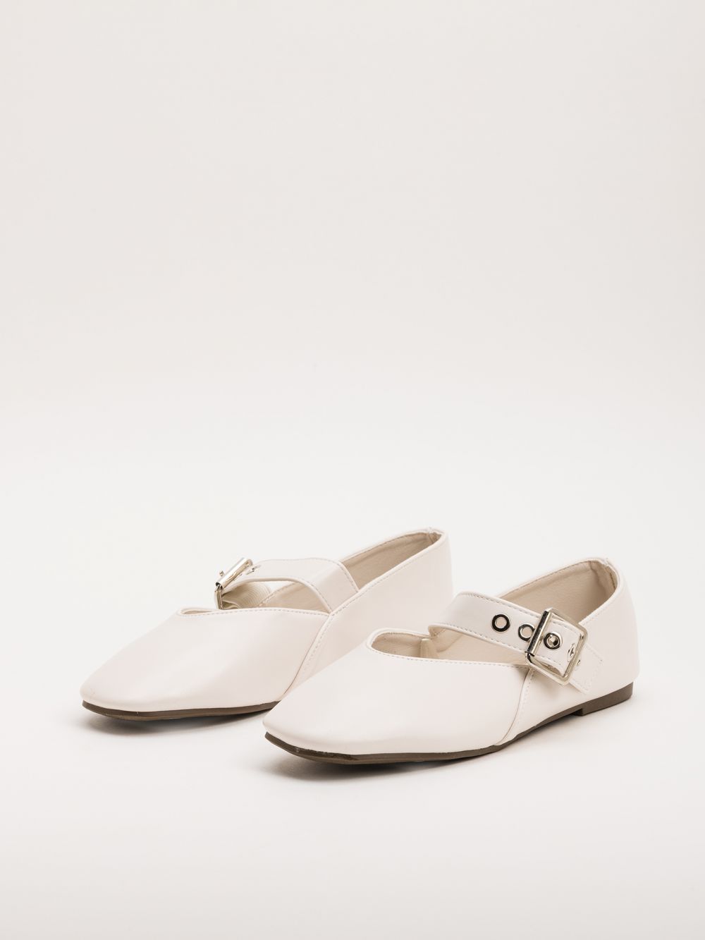 נעלי בובה עם אבזם מטאלי