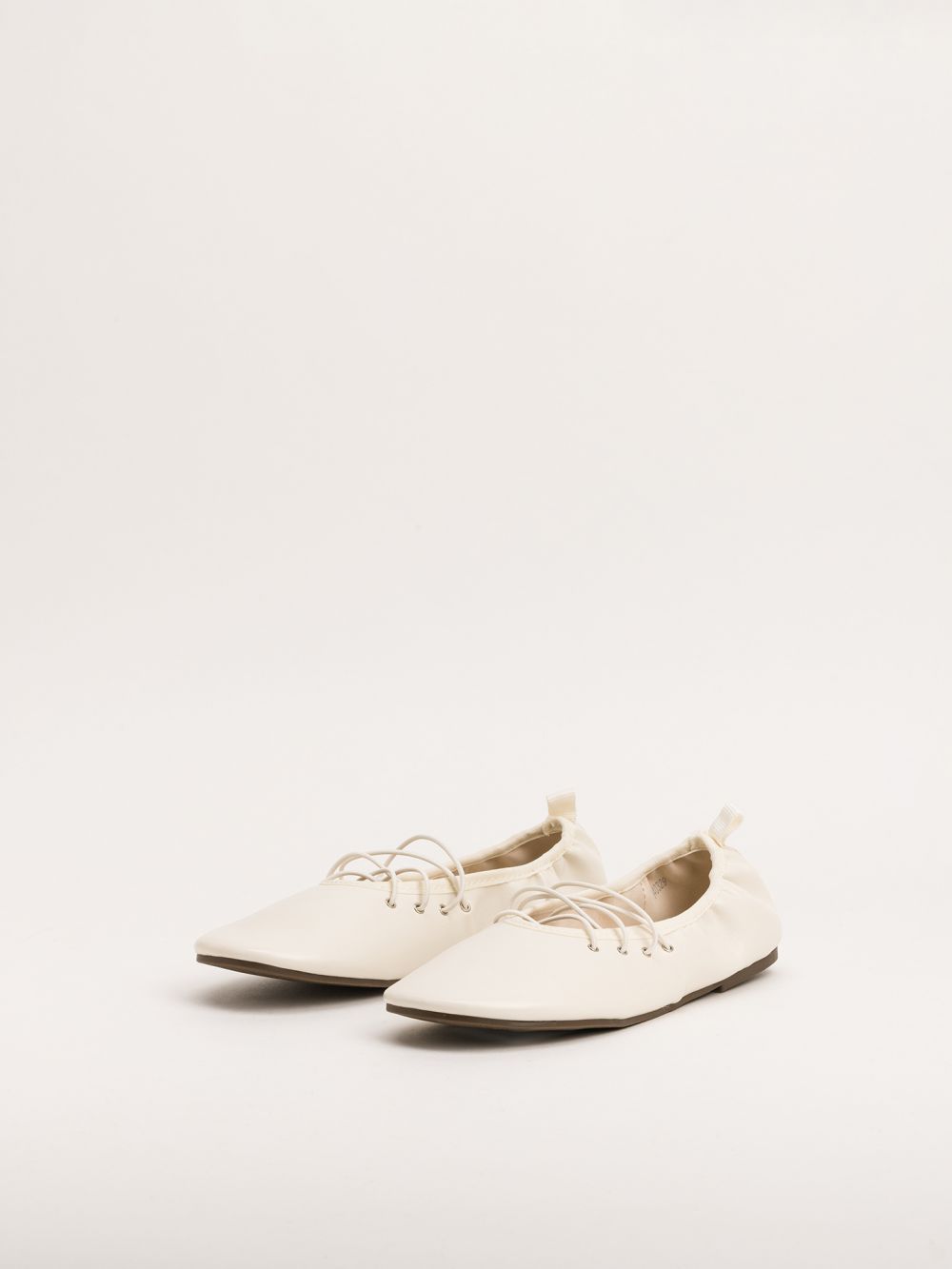 בלרינה שטוחה עם שרוכים דקורטיביים