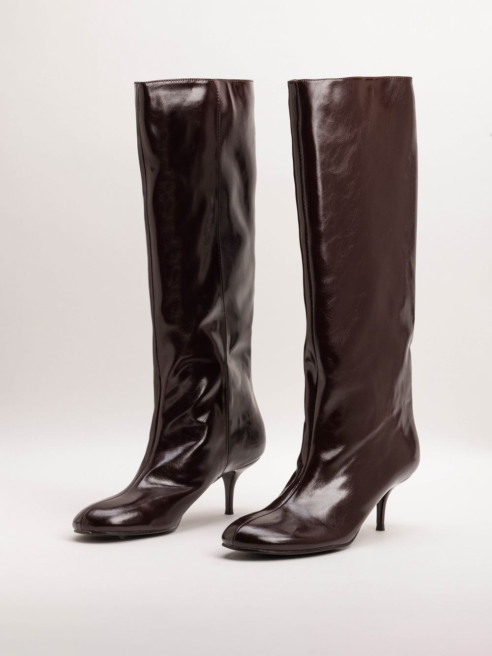 מגפי עקב עד הברך עם חרטום מעוגל