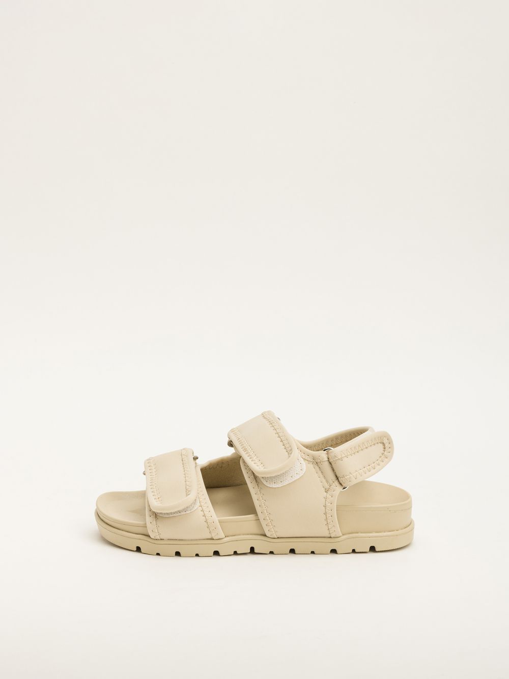 סנדלים בעיטור תיפורים