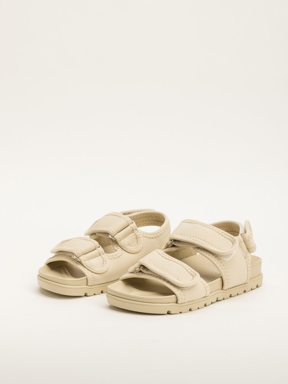 סנדלים בעיטור תיפורים