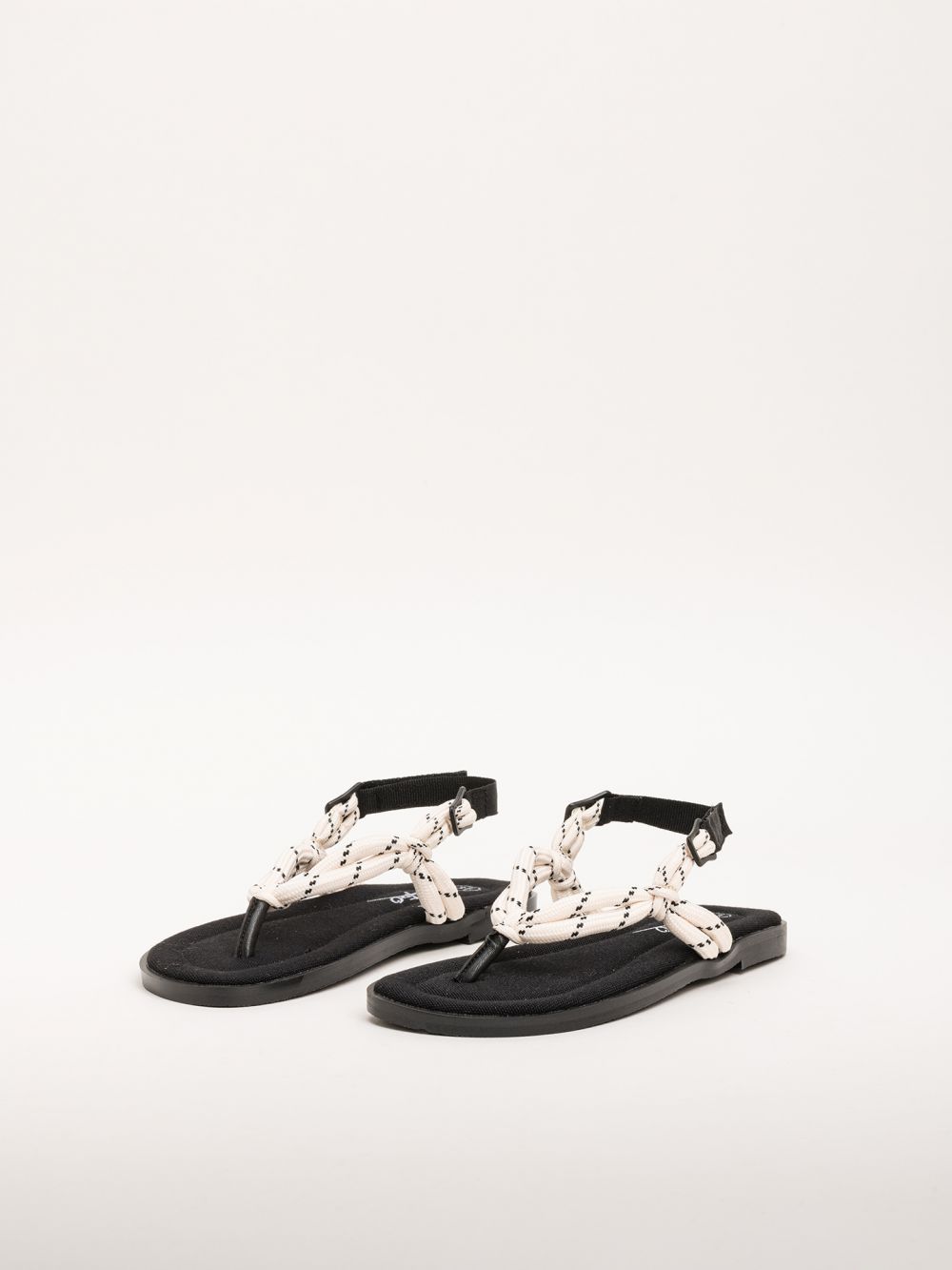 סנדלים שטוחות עם רצועות חבלים