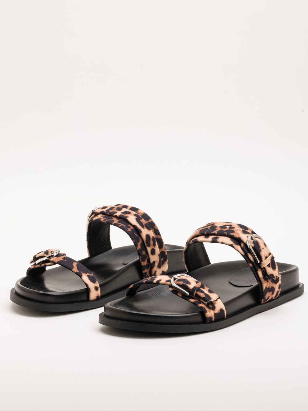 כפכפים שטוחים עם אבזמים