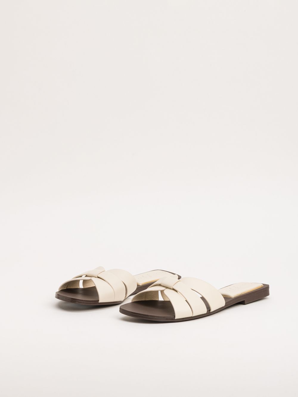 סנדלים שטוחים