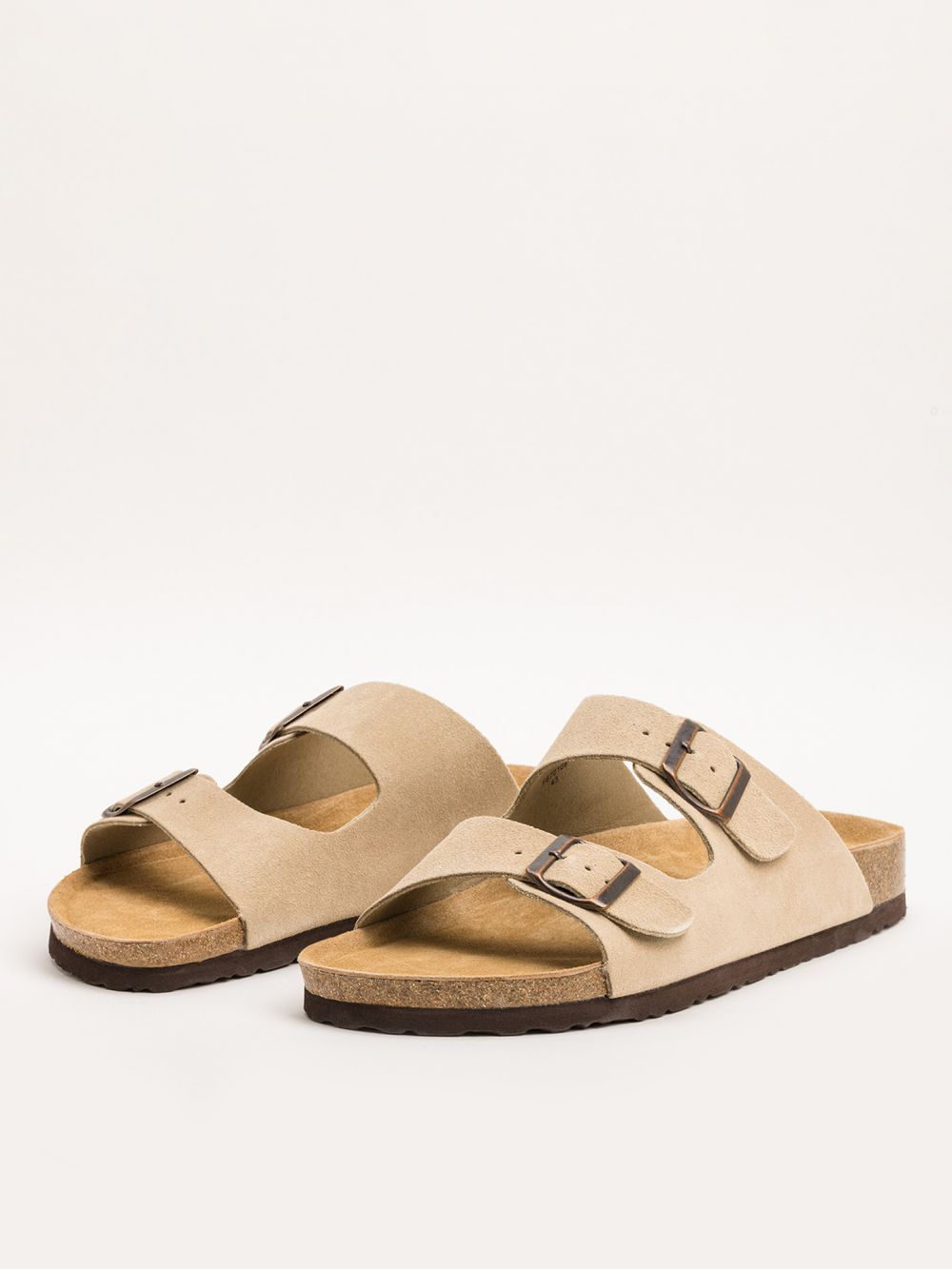 כפכפי עור עם אבזמים