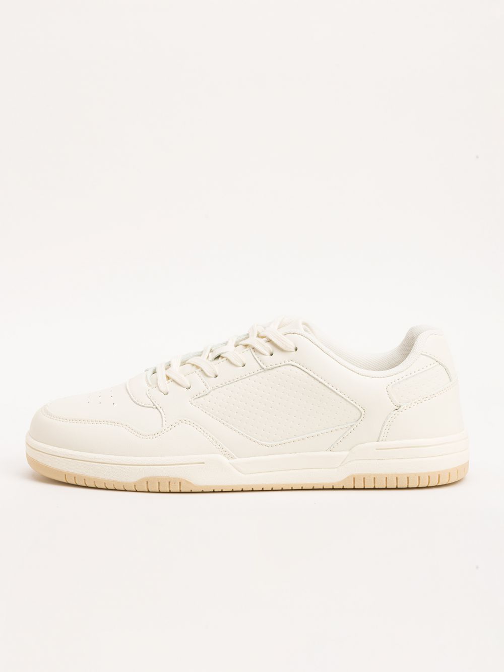 סניקרס עם חיתוכים