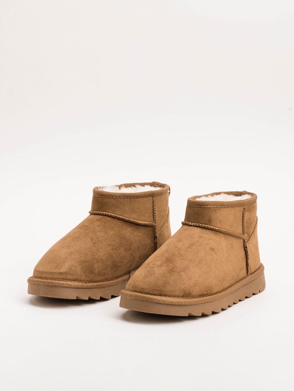 מגפונים עם בטנה פרוותית