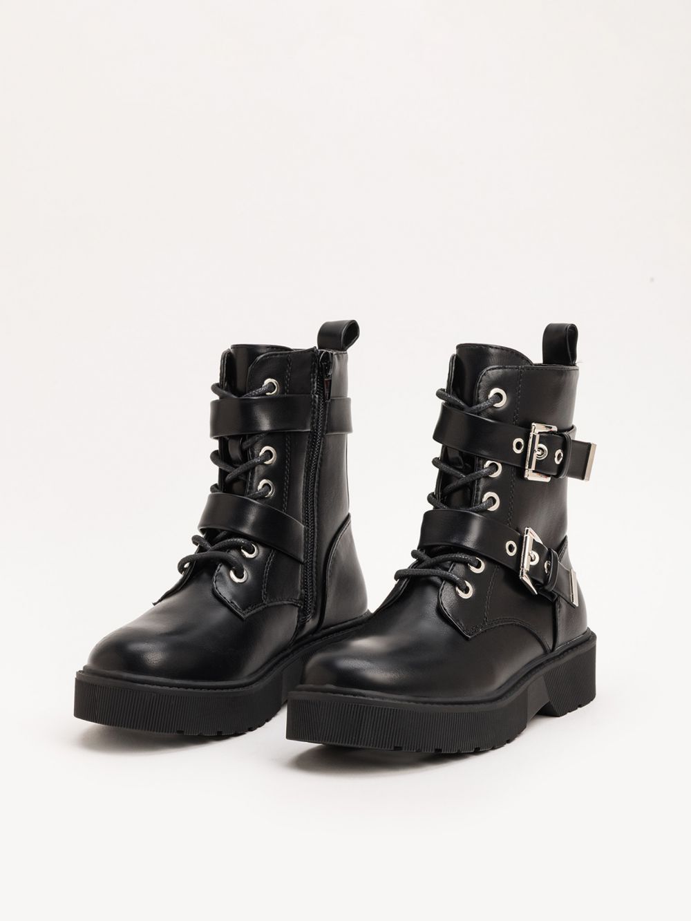 מגפונים בעיטור רצועות