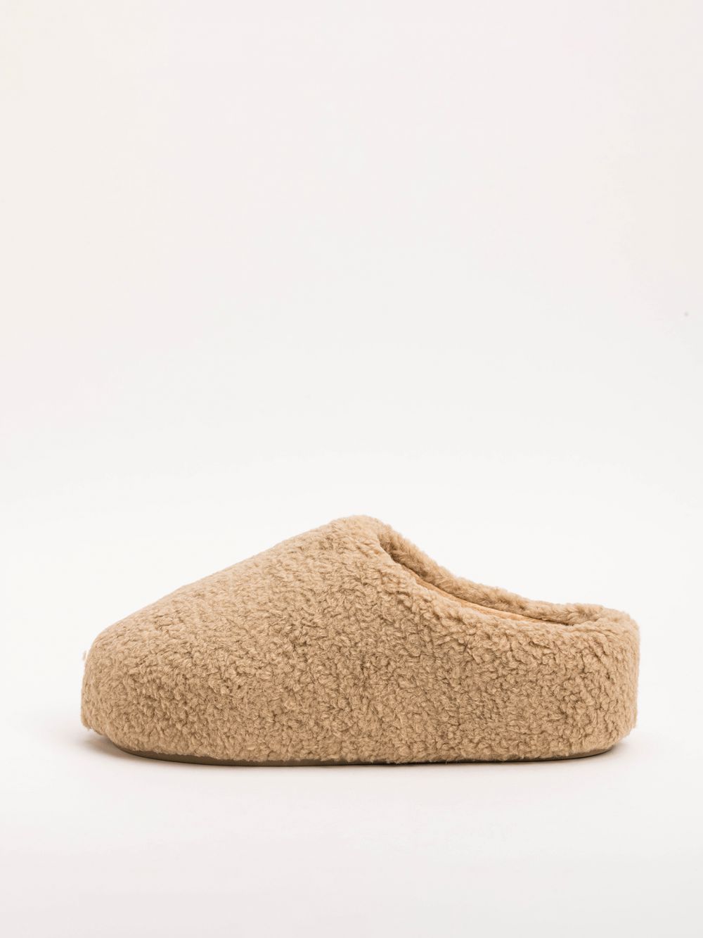 כפכפי פרווה עם פלטפורמה