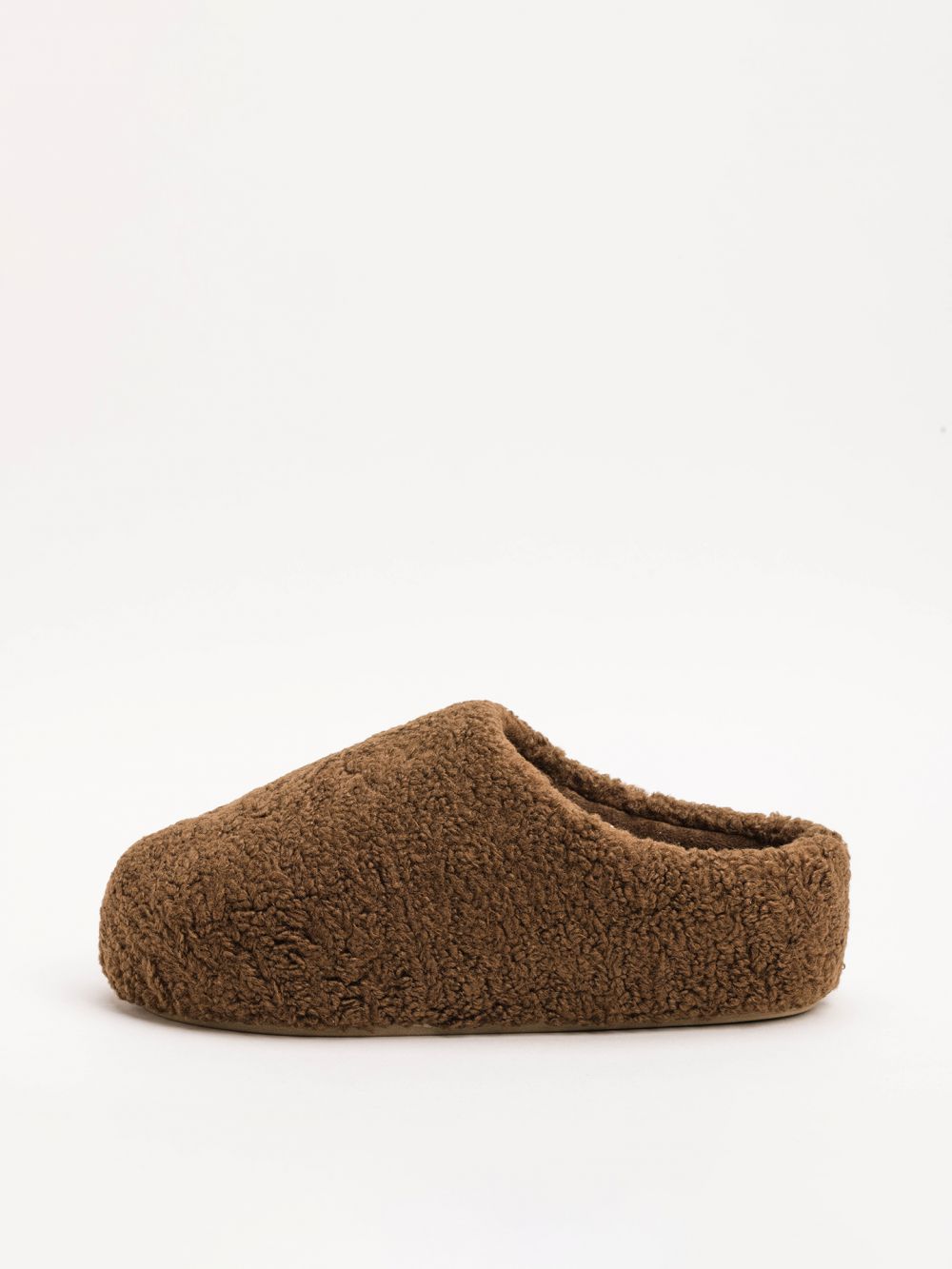 כפכפי פרווה עם פלטפורמה