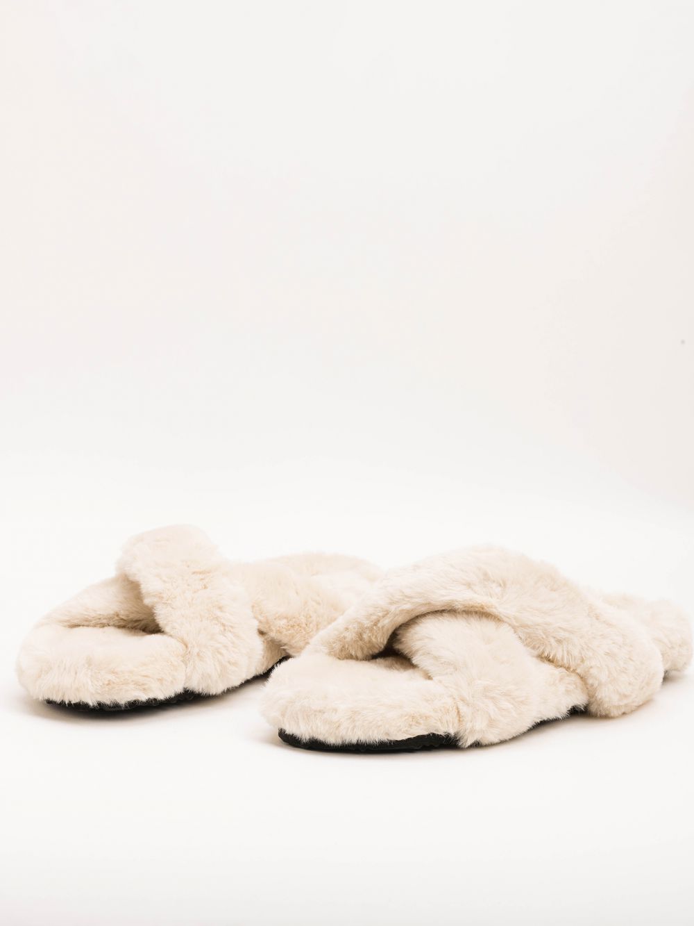 כפכפי פרווה עם רצועות איקס