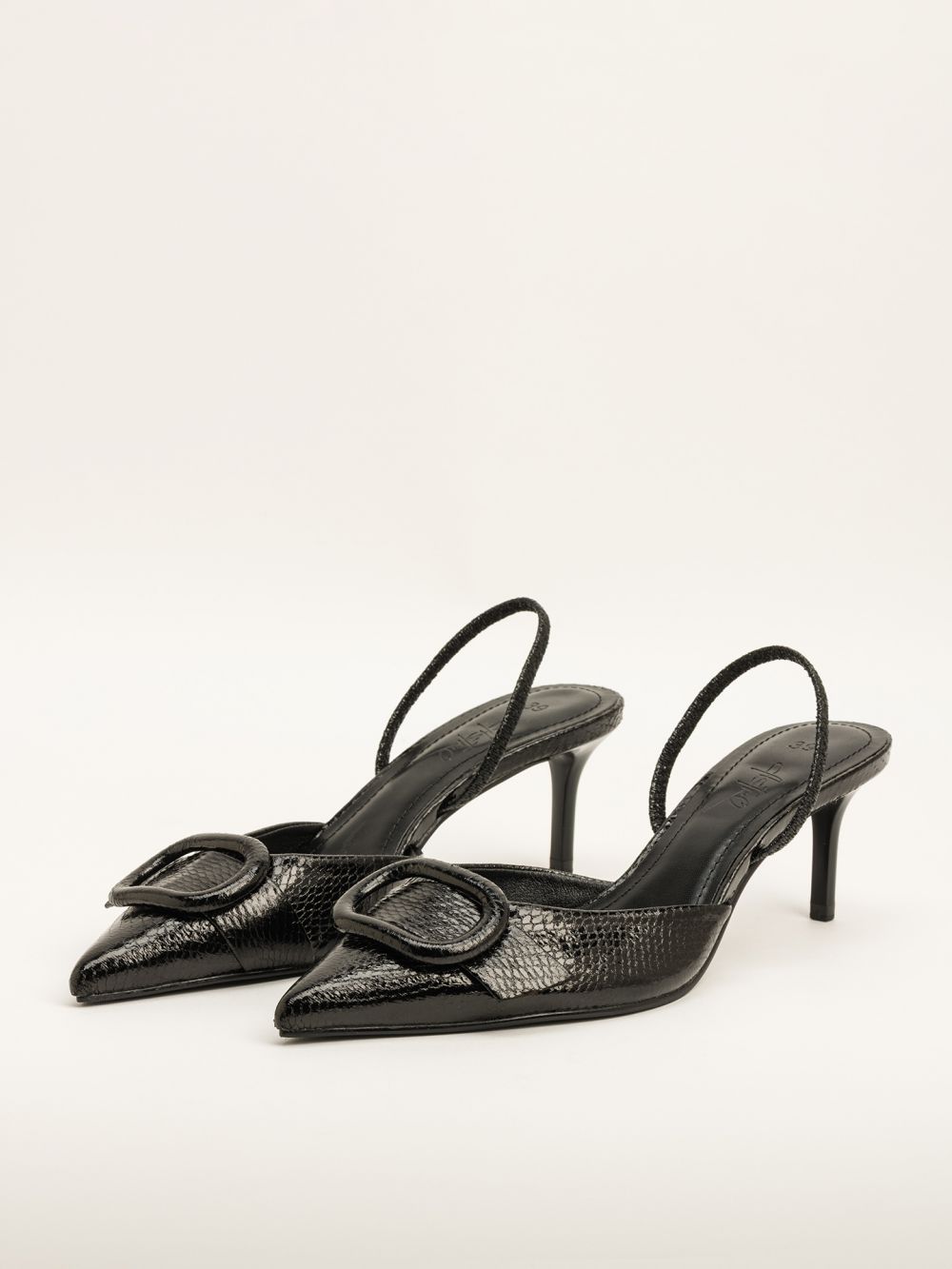 נעל עקב עם רצועה אחורית