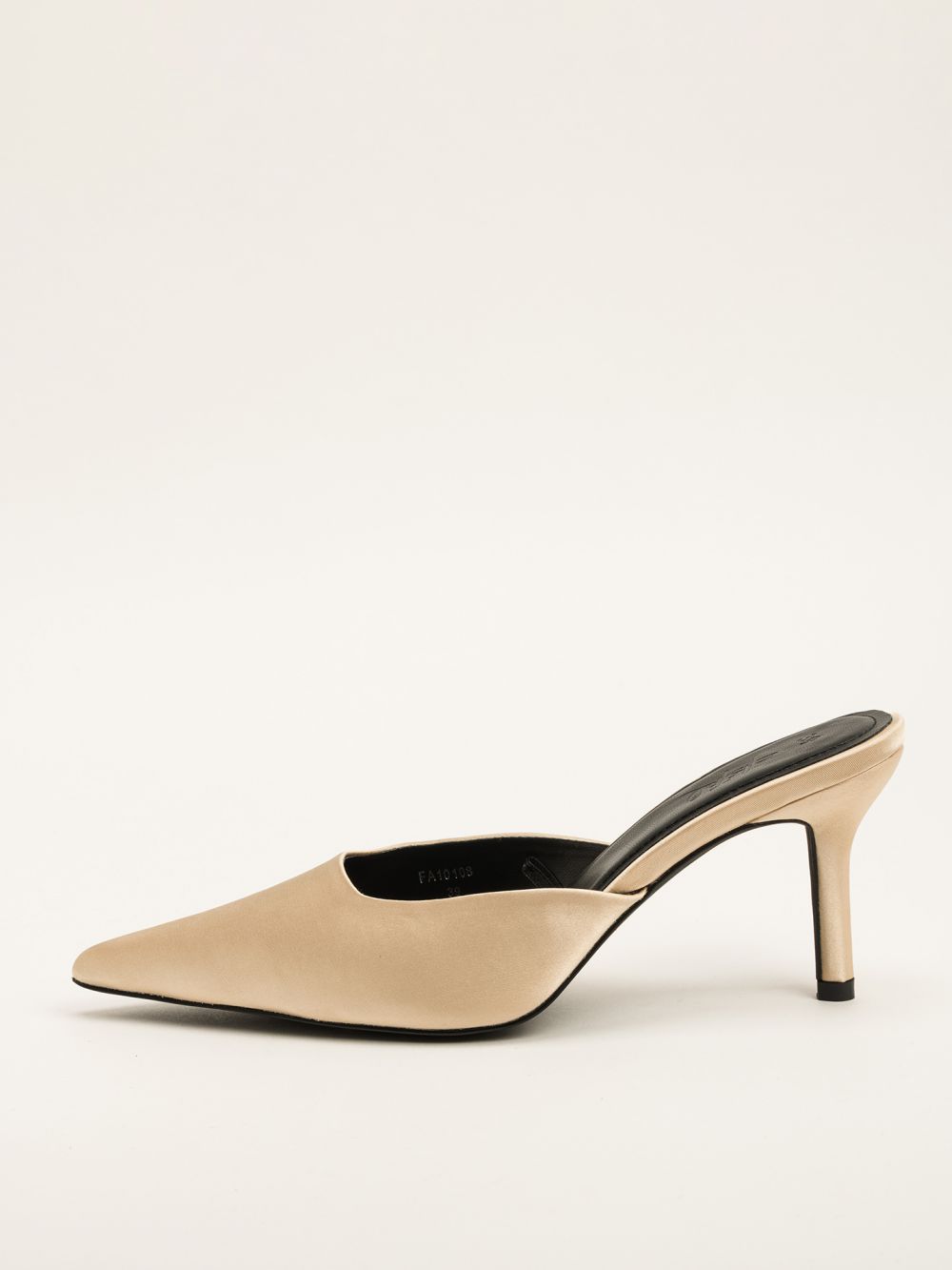 נעלי עקב מחודדות