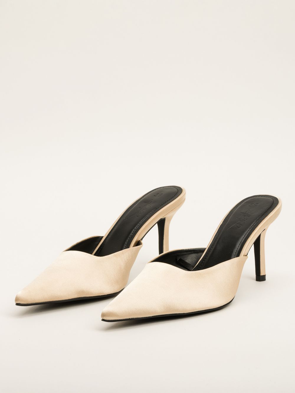 נעלי עקב מחודדות