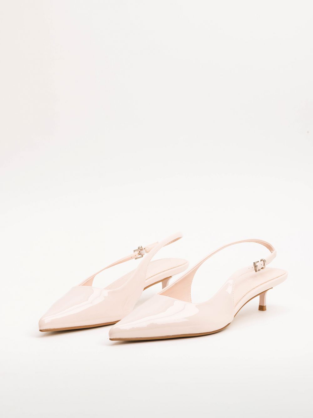 נעל עקב סירה עם אבזם אחורי