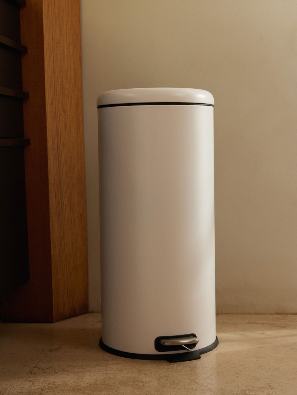 פח אשפה עגול עם רגלית 30L