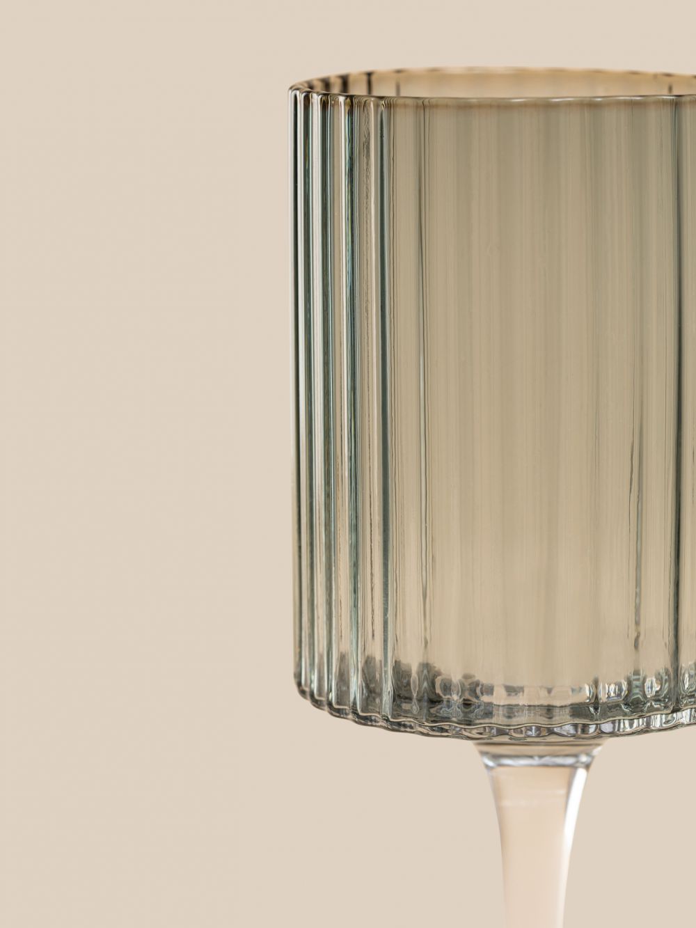 כוס יין זכוכית אפורה עבודת יד