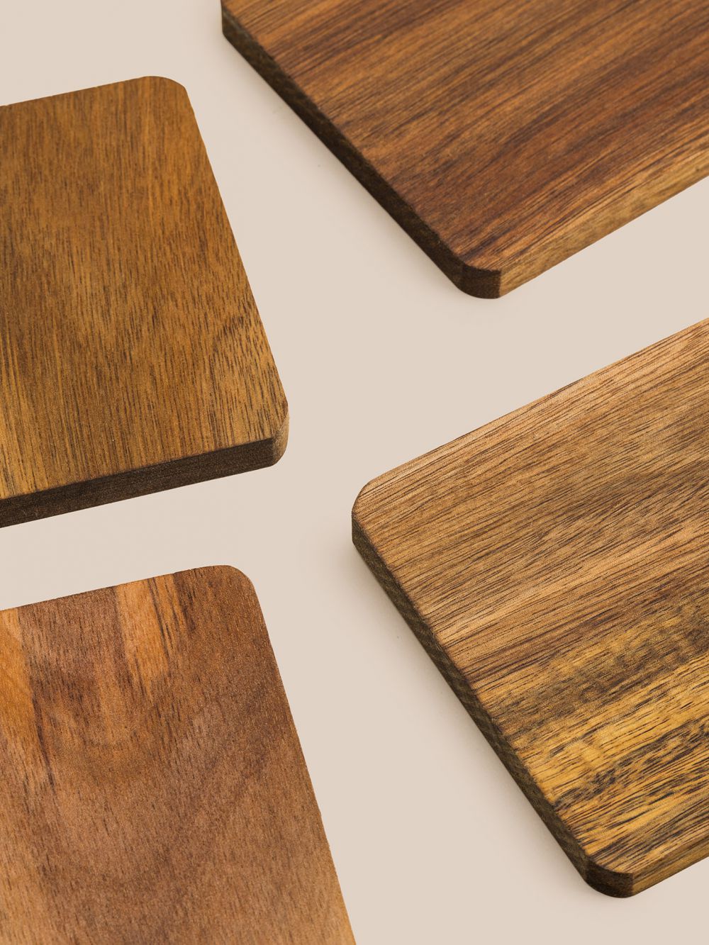 סט ארבע תחתיות מעץ השיטה