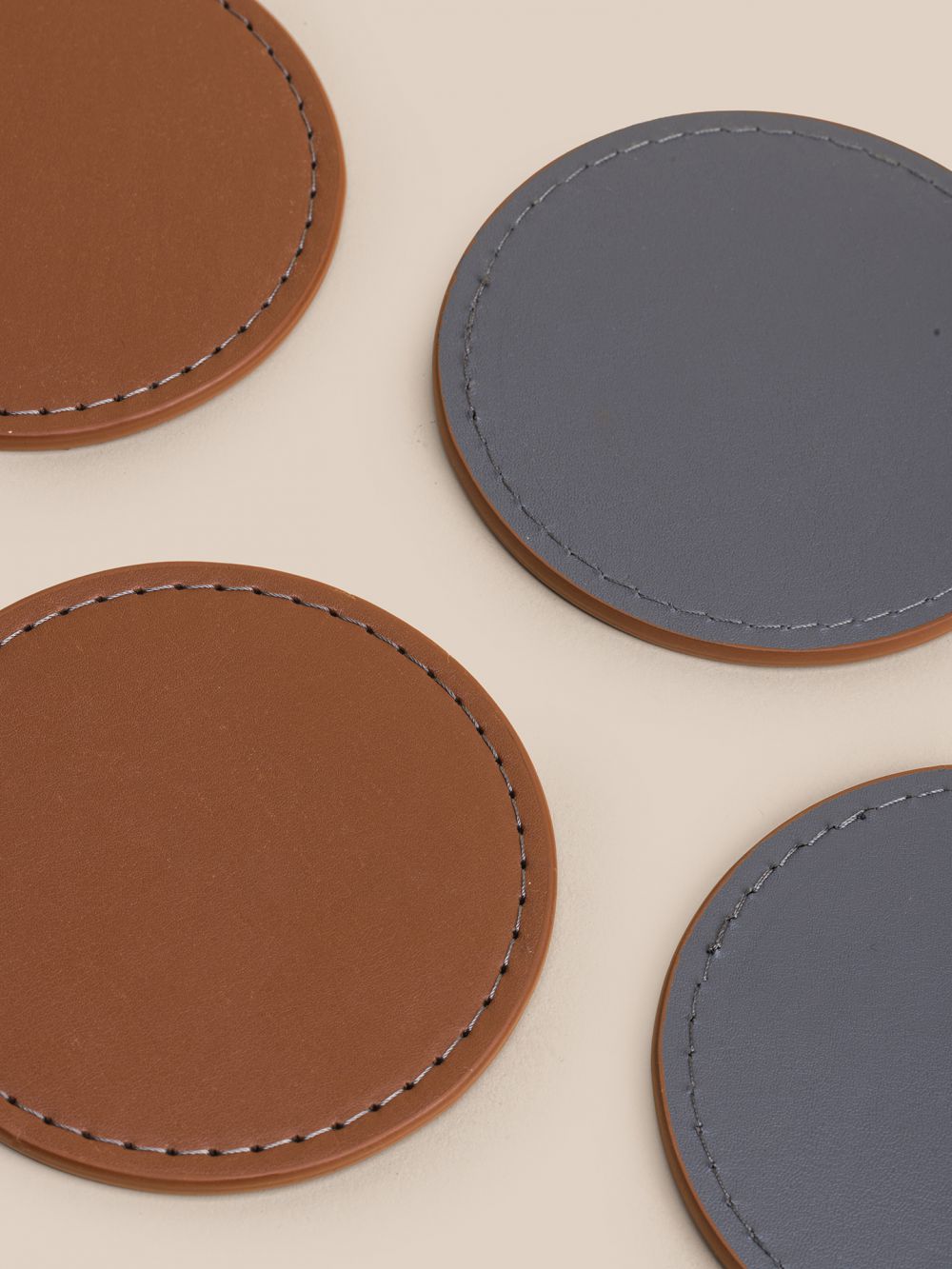 סט 4 תחתיות לכוס דמוי עור דו צדדי 10CM