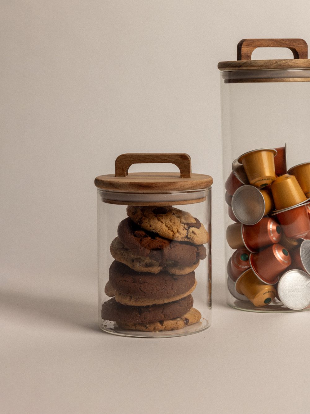 צנצנת זכוכית עם מכסה וידית עץ השיטה 650 מ”ל