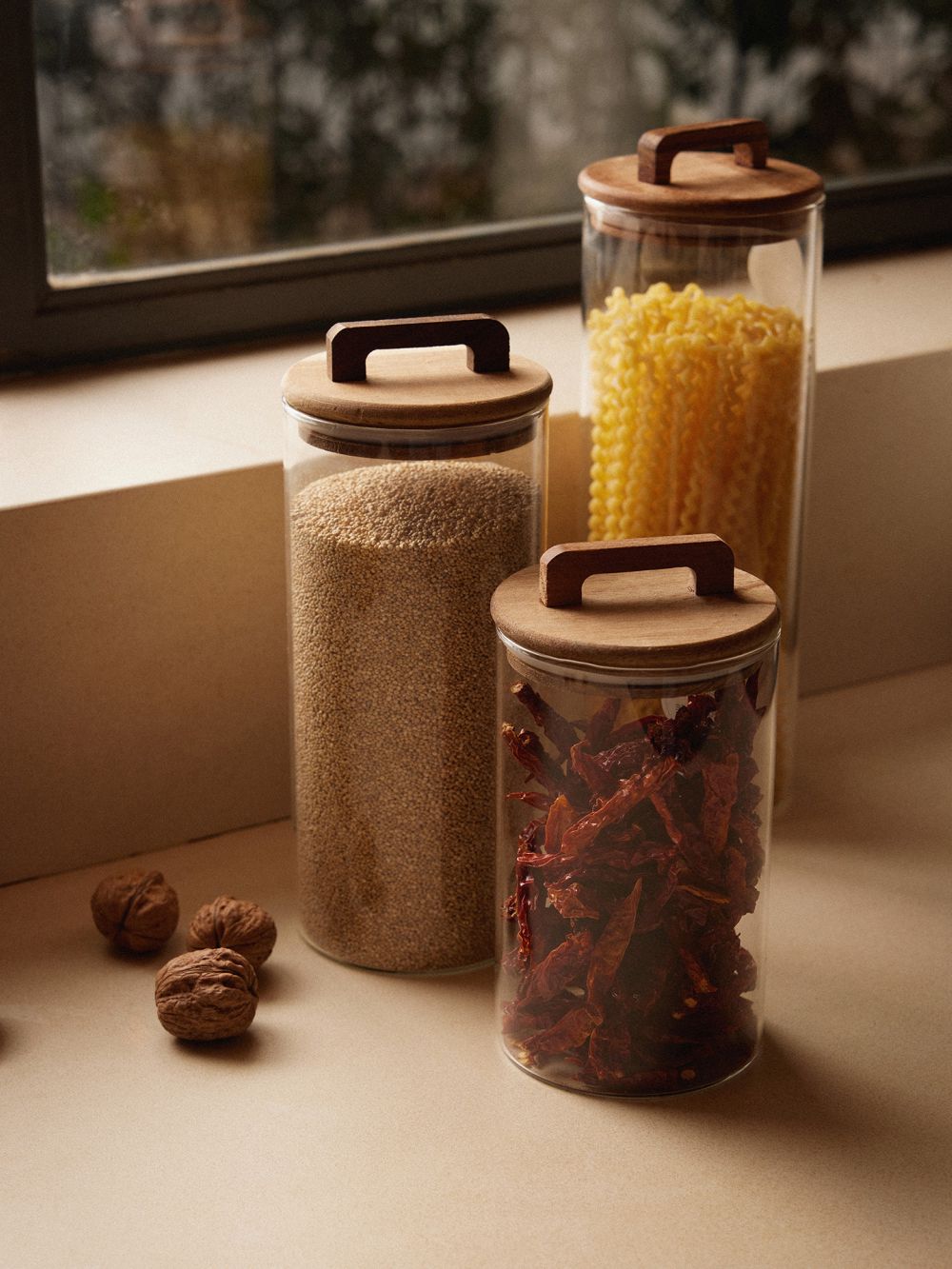 צנצנת זכוכית עם מכסה וידית עץ השיטה 1300 מ”ל