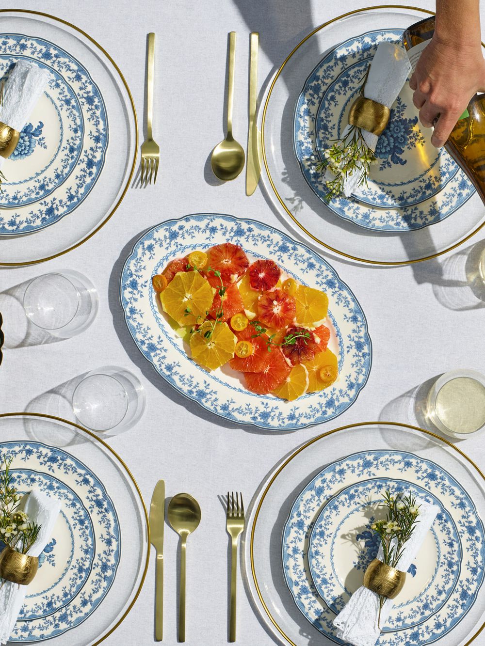 צלחת הגשה אובלית פרחים כחולים ויטנג 34X24.5CM