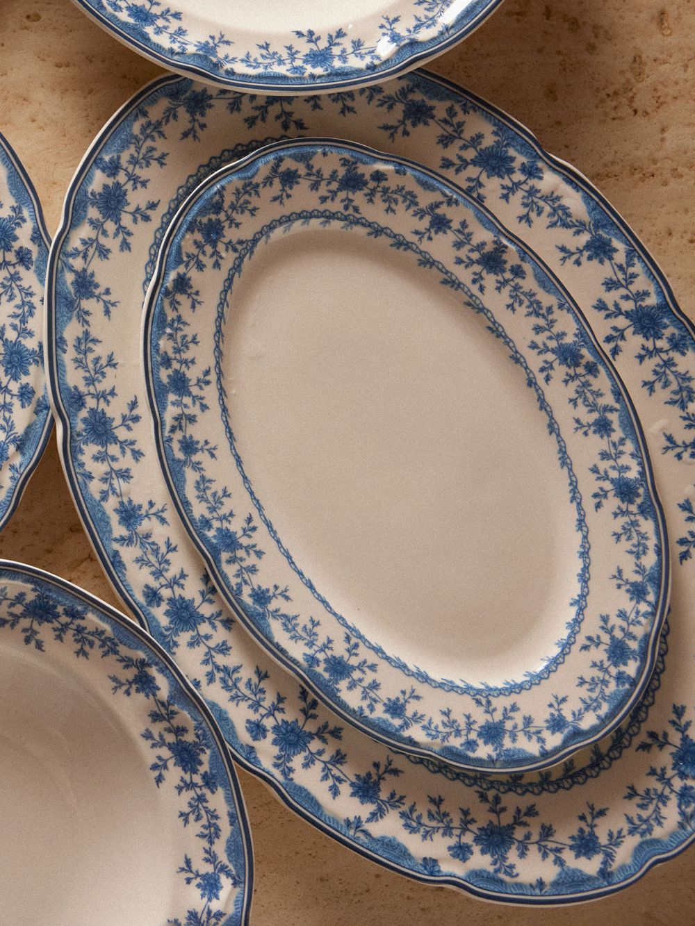 צלחת הגשה אובלית פרחים כחולים ויטנג 25X17.7CM