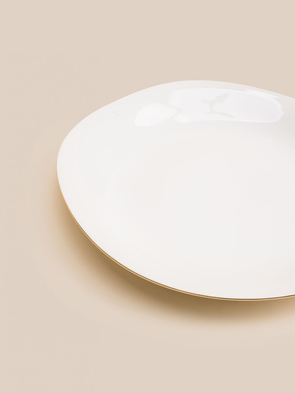 צלחת מנה ראשונה אמורפיק פס זהב 19.8CM