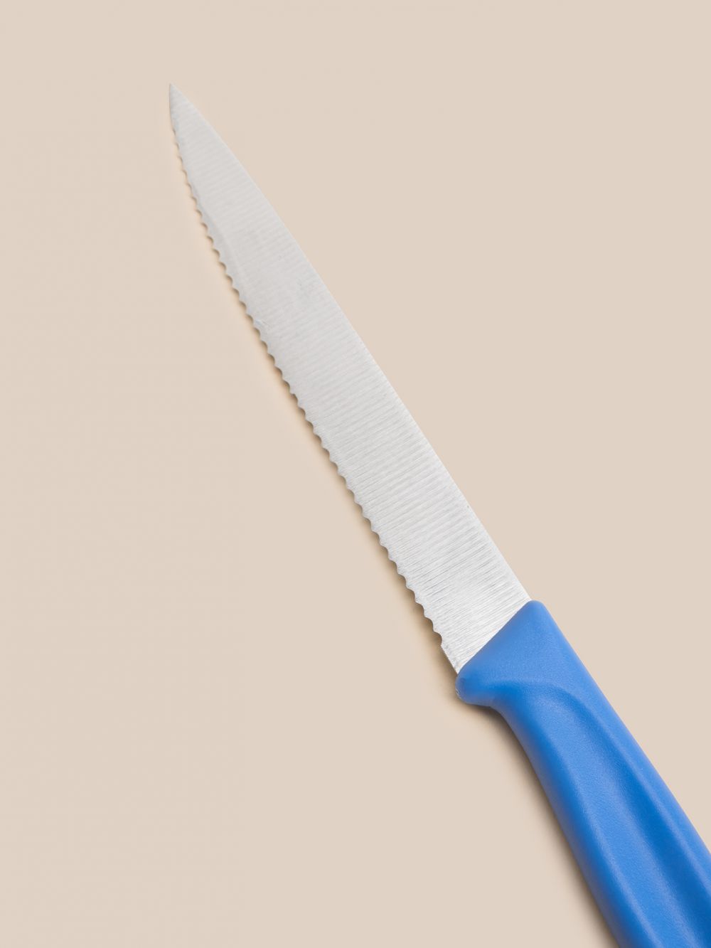 סכין משוננת שפיץ