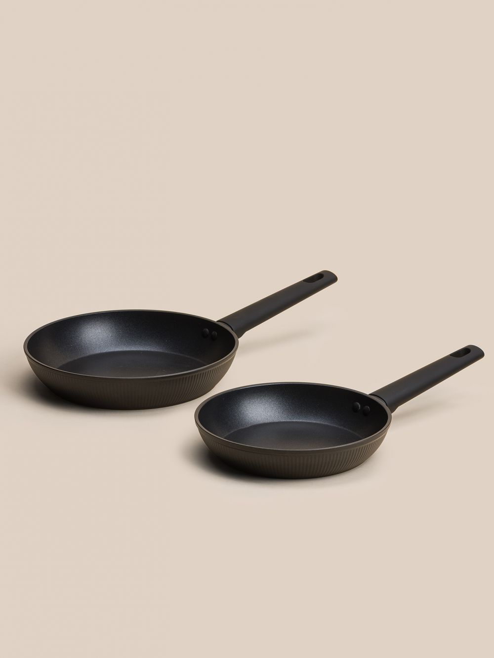 סט 2 מחבתות יציקה 24-20CM