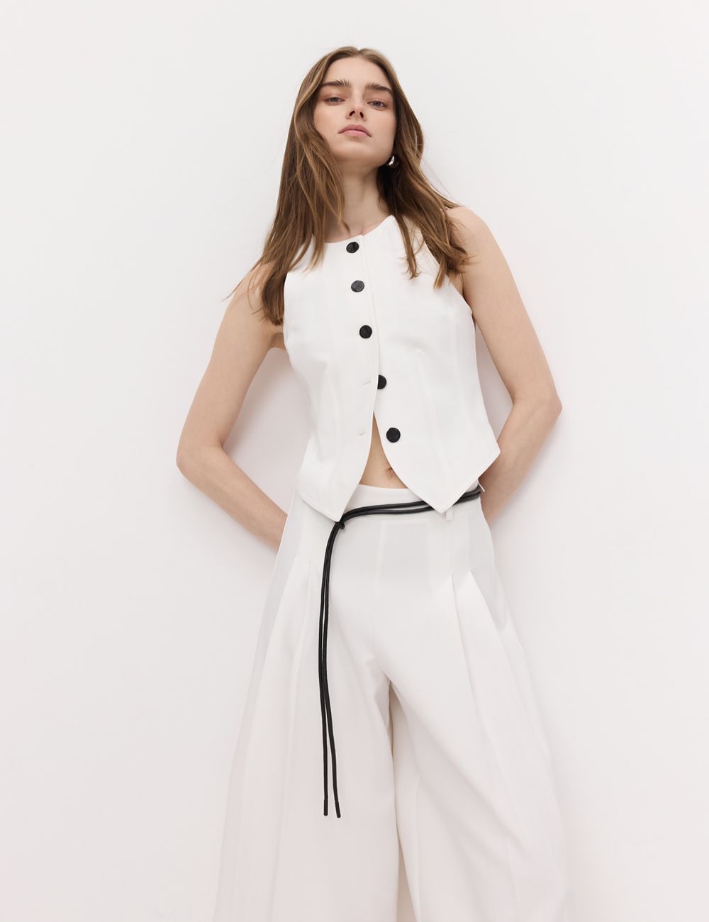 וסט עם כפתורים מיוחדים