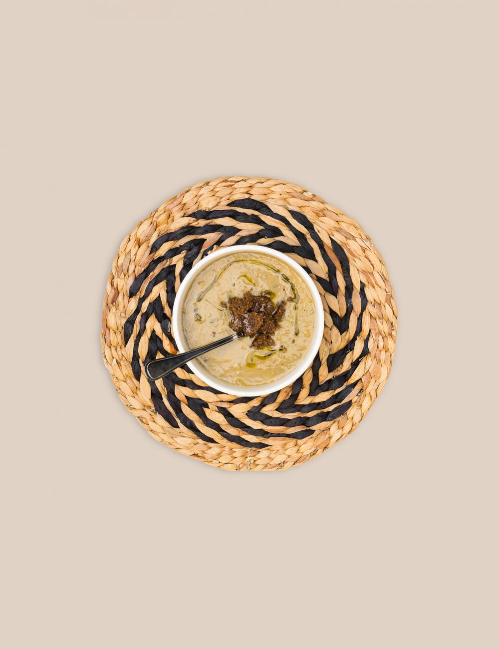 פלייסמט עשב ים עגול בשילוב עיטורים שחורים בקוטר 38 ס”מ