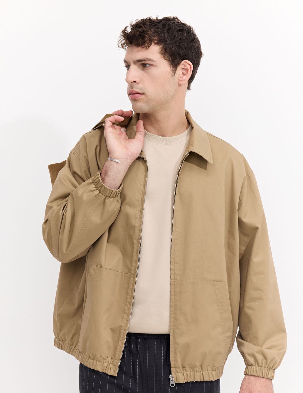 מעיל בומבר עם בטנה משובצת