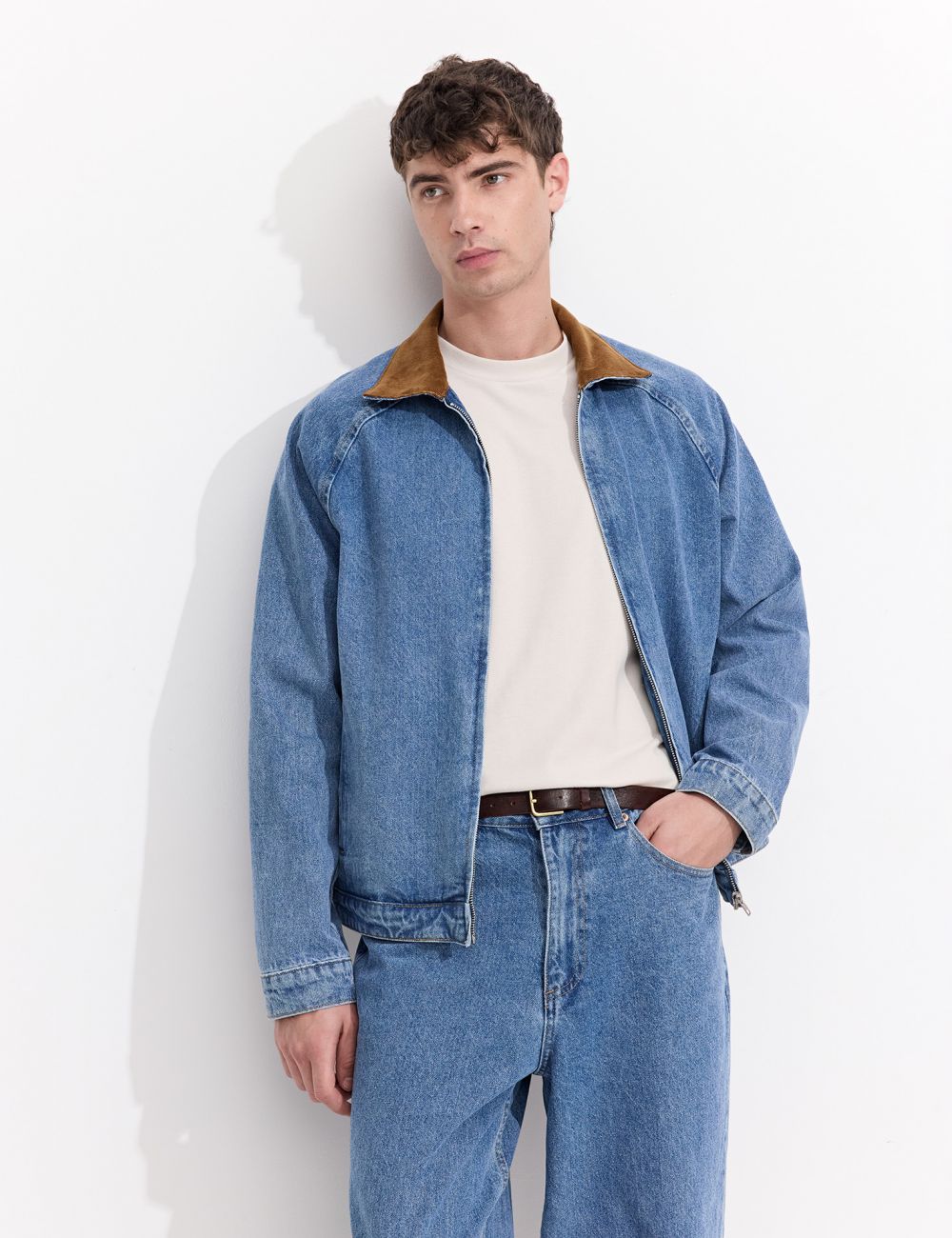 ז׳קט ג׳ינס עם צווארון