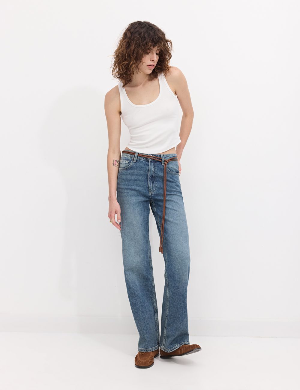 ג׳ינס bootcut וחגורת קשירה