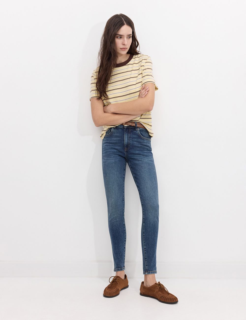 ג׳ינס SKINNY בגזרה גבוהה עם חגורה.