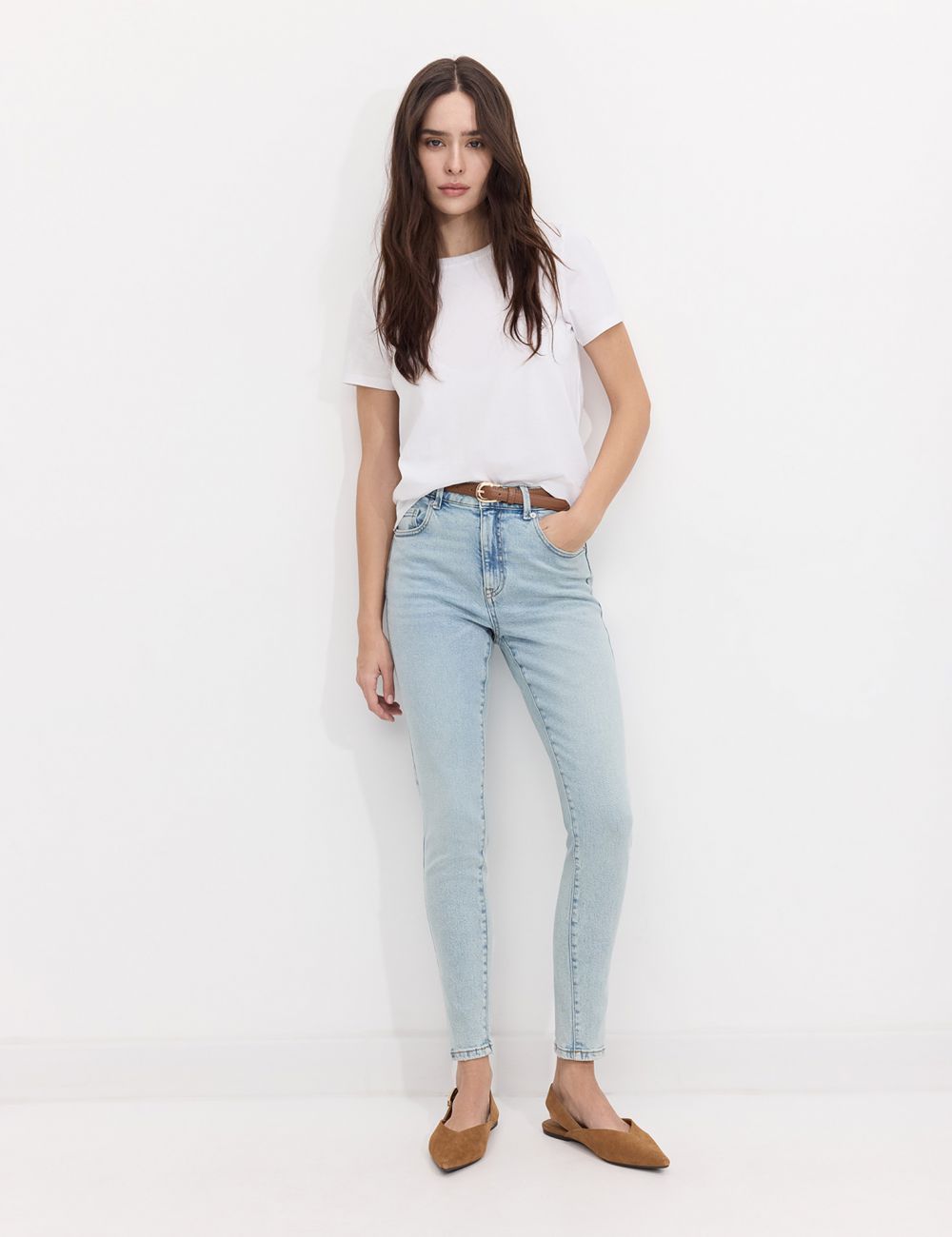 ג׳ינס SKINNY בגזרה גבוהה עם חגורה.