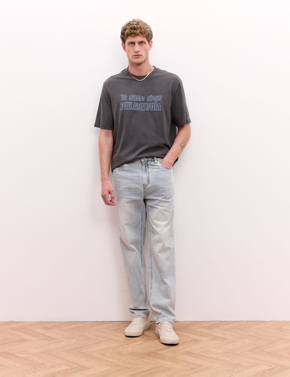 ג׳ינס בגזרת STRAIGHT בצבע בהיר