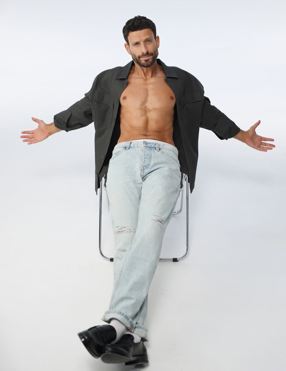 ג׳ינס SLIM עם קרעים