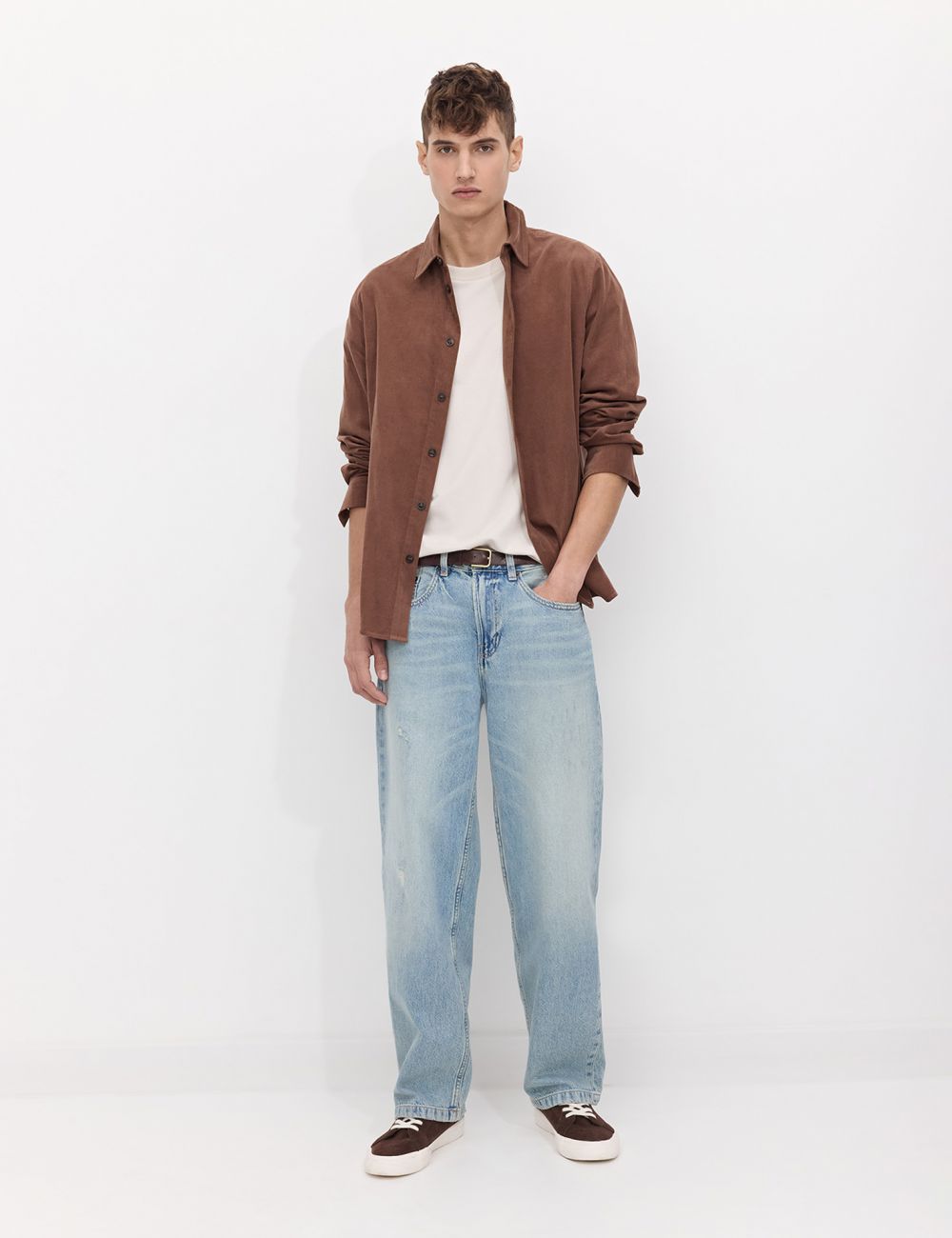 ג’ינס משוחררים עם קרעים