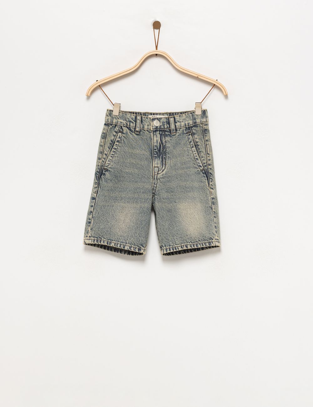 ג’ינס שטוף קצר